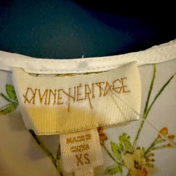 Divine Heritage Floral Print V-Neck Crop Top – NWOT – Size XS - Picture 3 of 4